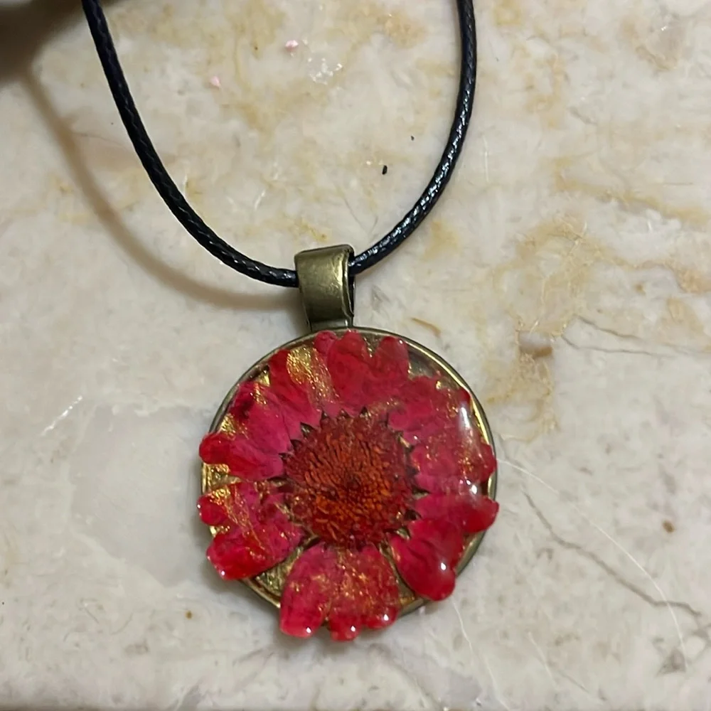 Real flower 🌺 necklace - Picture 2 of 5